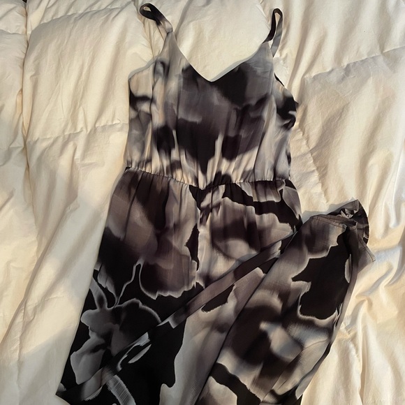 Beautiful Jumpsuit for any occasion - Picture 1 of 2